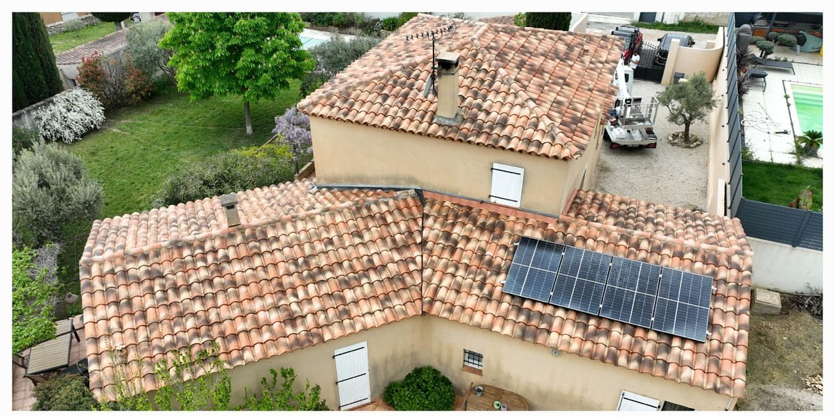La même toiture après nettoyage et traitement hydrofuge, tuiles redevenues orangées, vue par drone