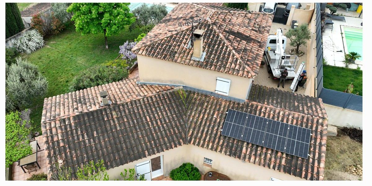Toiture en tuiles couverte de mousse noire avant traitement, vue par drone